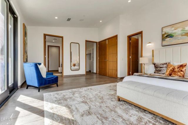 12480 Viewcrest Road, Los Angeles, CA 91604