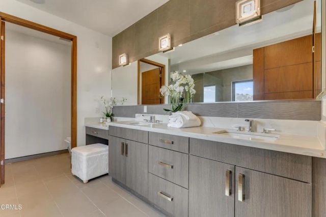 12480 Viewcrest Road, Los Angeles, CA 91604