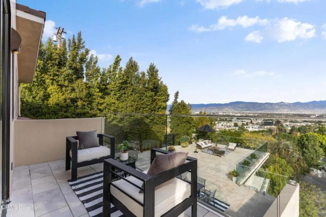 12480 Viewcrest Road, Los Angeles, CA 91604