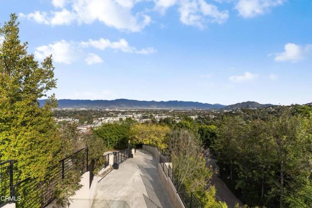 12480 Viewcrest Road, Los Angeles, CA 91604