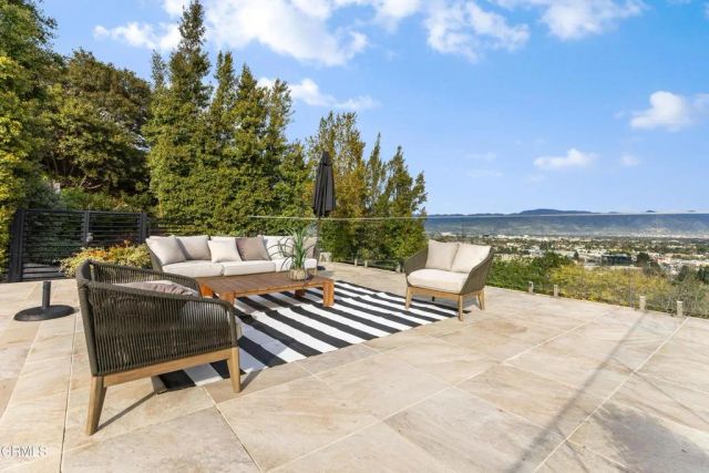 12480 Viewcrest Road, Los Angeles, CA 91604