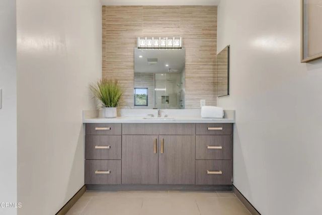 12480 Viewcrest Road, Los Angeles, CA 91604