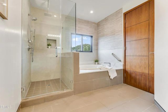 12480 Viewcrest Road, Los Angeles, CA 91604