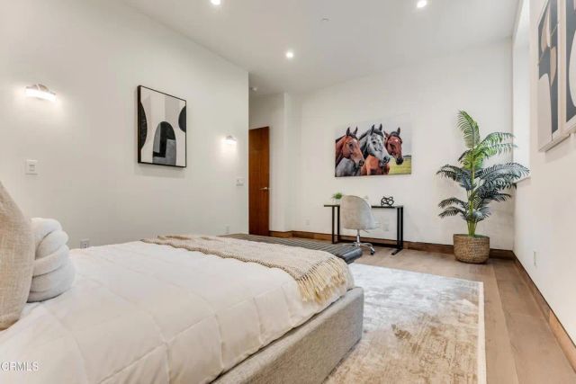 12480 Viewcrest Road, Los Angeles, CA 91604