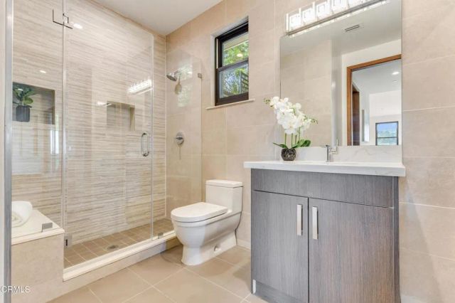 12480 Viewcrest Road, Los Angeles, CA 91604