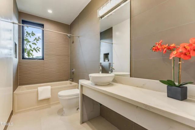 12480 Viewcrest Road, Los Angeles, CA 91604