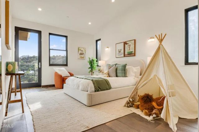 12480 Viewcrest Road, Los Angeles, CA 91604