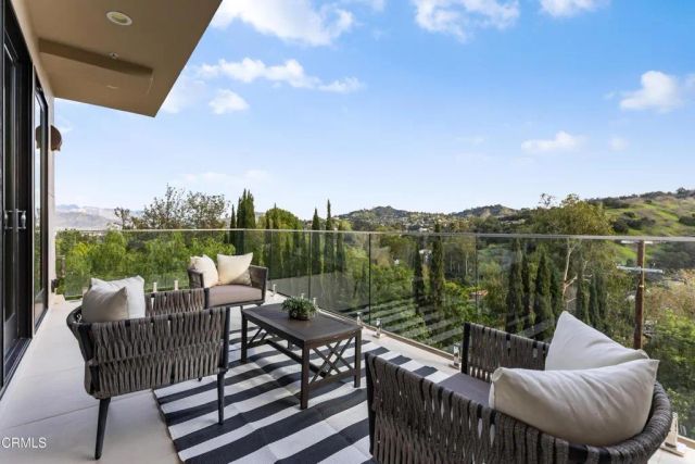 12480 Viewcrest Road, Los Angeles, CA 91604