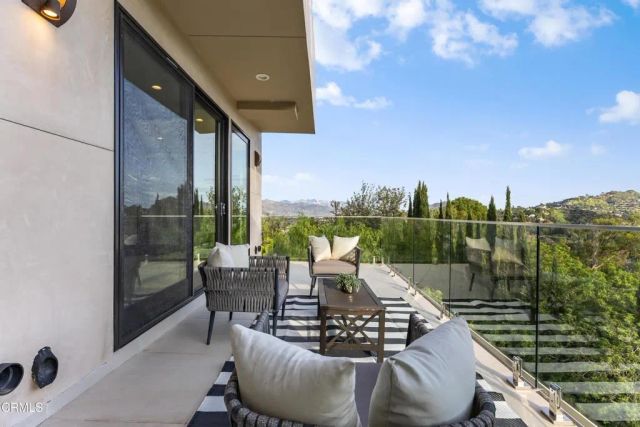 12480 Viewcrest Road, Los Angeles, CA 91604