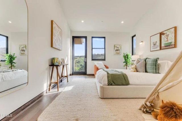 12480 Viewcrest Road, Los Angeles, CA 91604