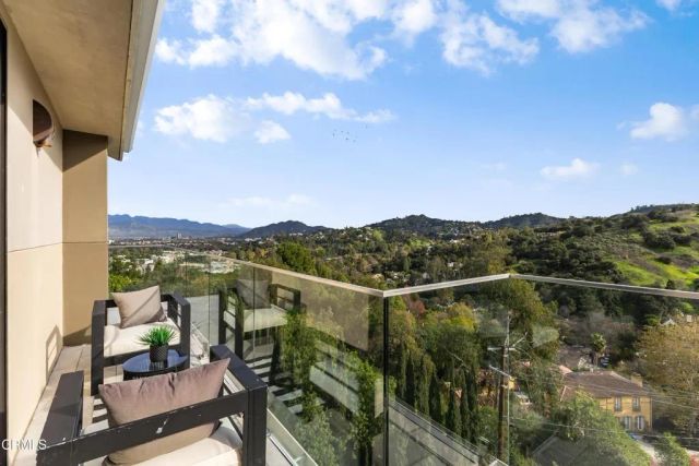 12480 Viewcrest Road, Los Angeles, CA 91604