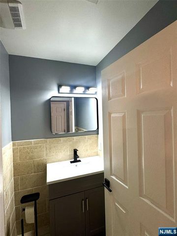 233 Warren Avenue B, Fort Lee, NJ 07024