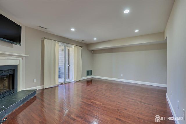 133 Oakmont Court, Edison, NJ 08820