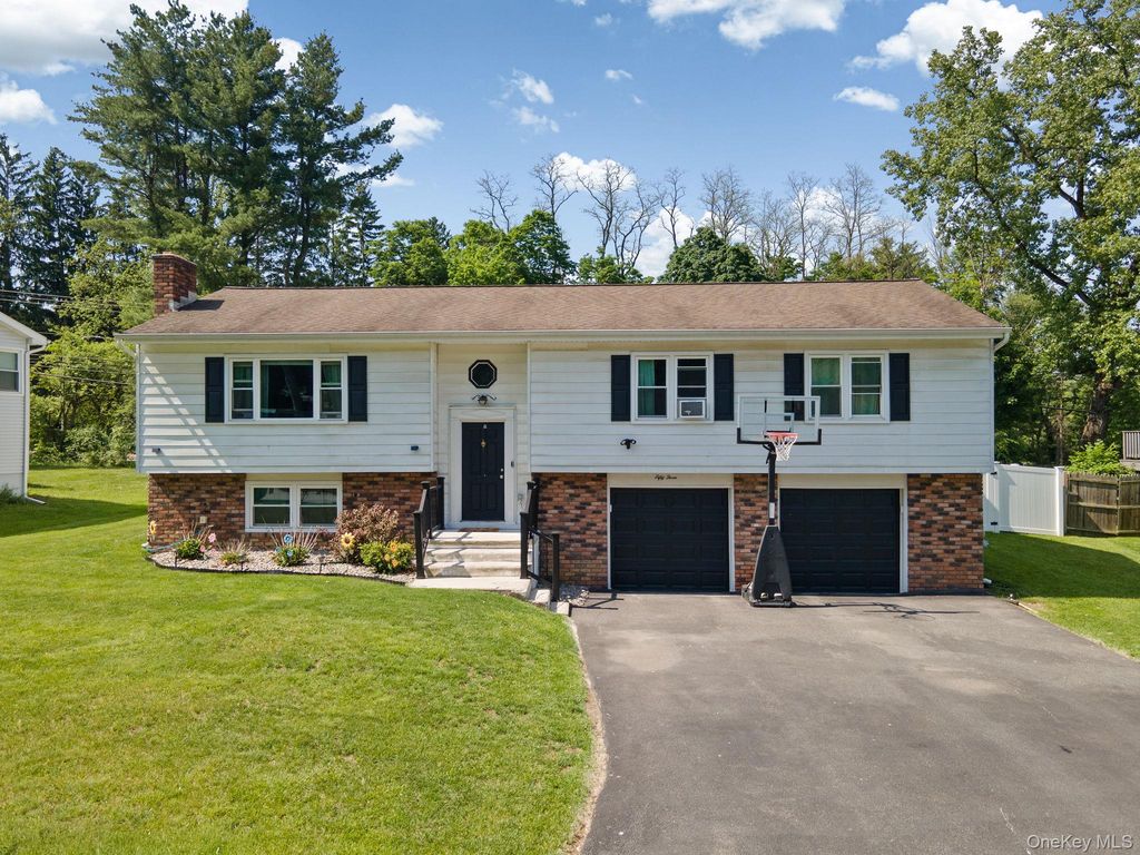 53 Carriage Hill Lane, Poughkeepsie, NY 12603