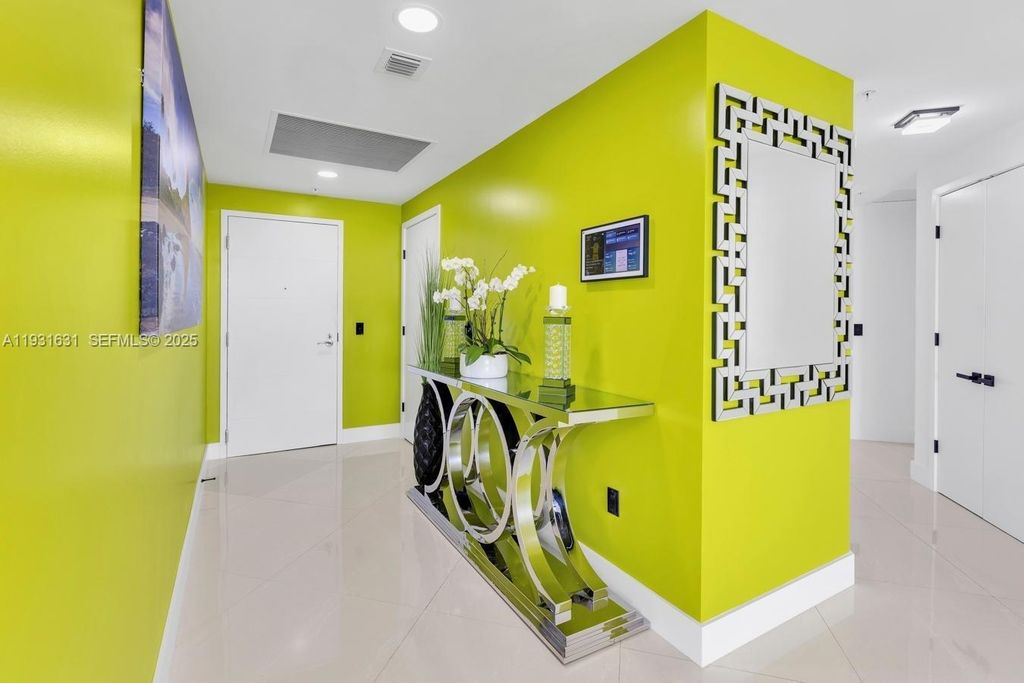 Image 11 of property listing at 17111 Biscayne Blvd 909, North Miami Beach, FL 33160