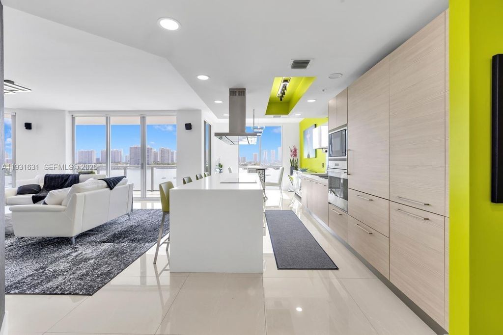 Image 12 of property listing at 17111 Biscayne Blvd 909, North Miami Beach, FL 33160