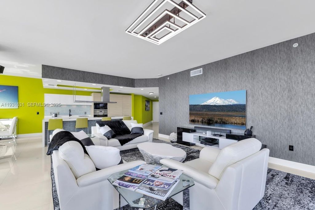 Image 15 of property listing at 17111 Biscayne Blvd 909, North Miami Beach, FL 33160