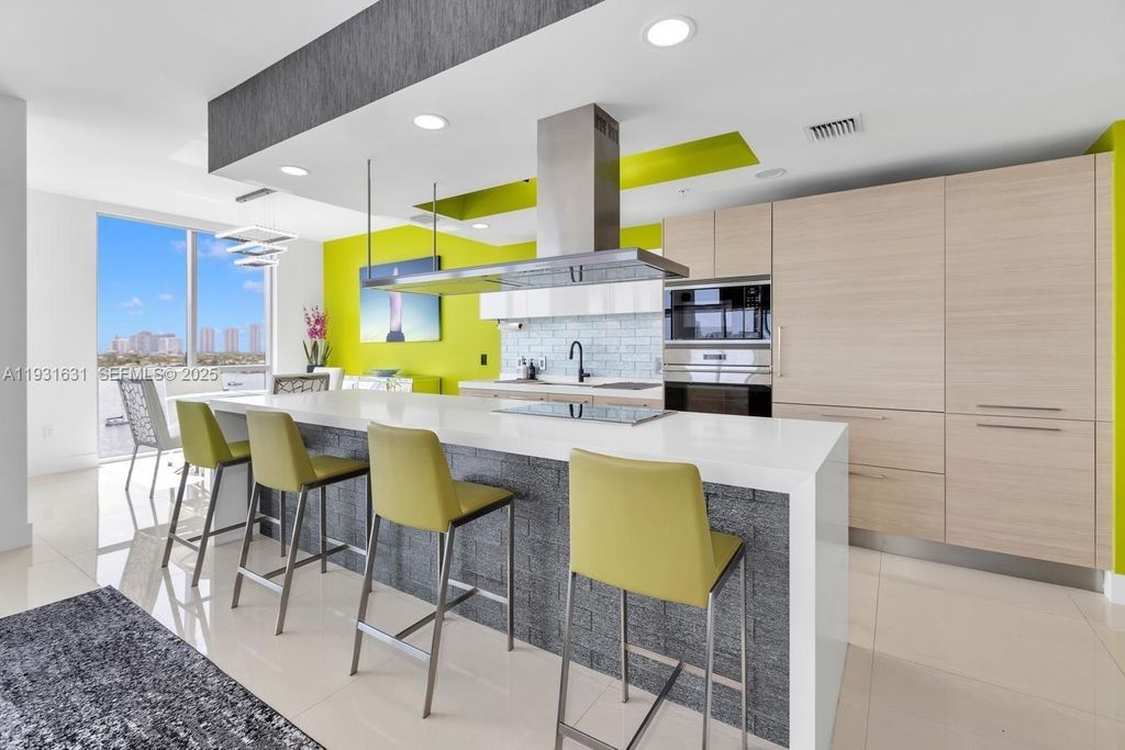 Image 18 of property listing at 17111 Biscayne Blvd 909, North Miami Beach, FL 33160