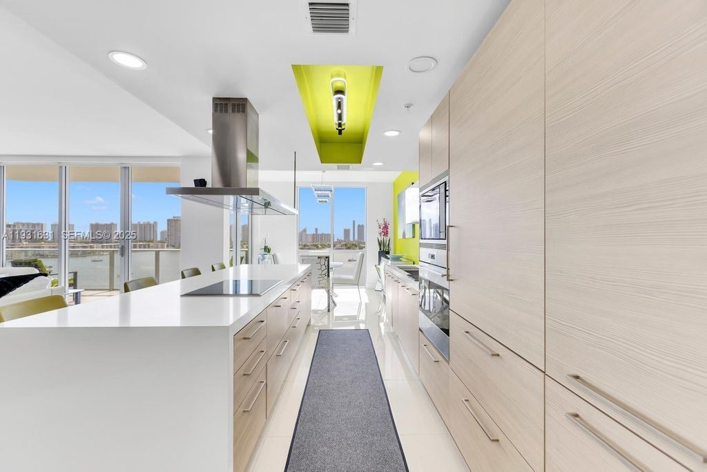 Image 19 of property listing at 17111 Biscayne Blvd 909, North Miami Beach, FL 33160