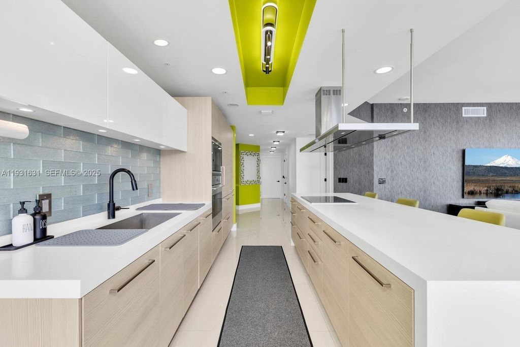 Image 20 of property listing at 17111 Biscayne Blvd 909, North Miami Beach, FL 33160