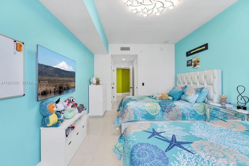 Image 26 of property listing at 17111 Biscayne Blvd 909, North Miami Beach, FL 33160