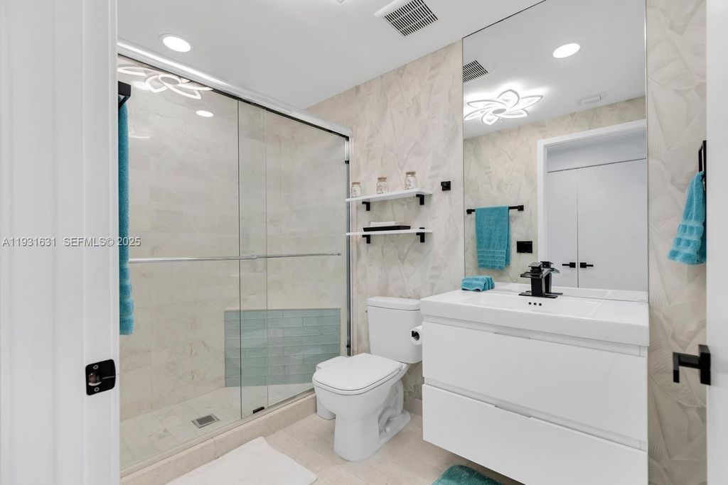 Image 27 of property listing at 17111 Biscayne Blvd 909, North Miami Beach, FL 33160