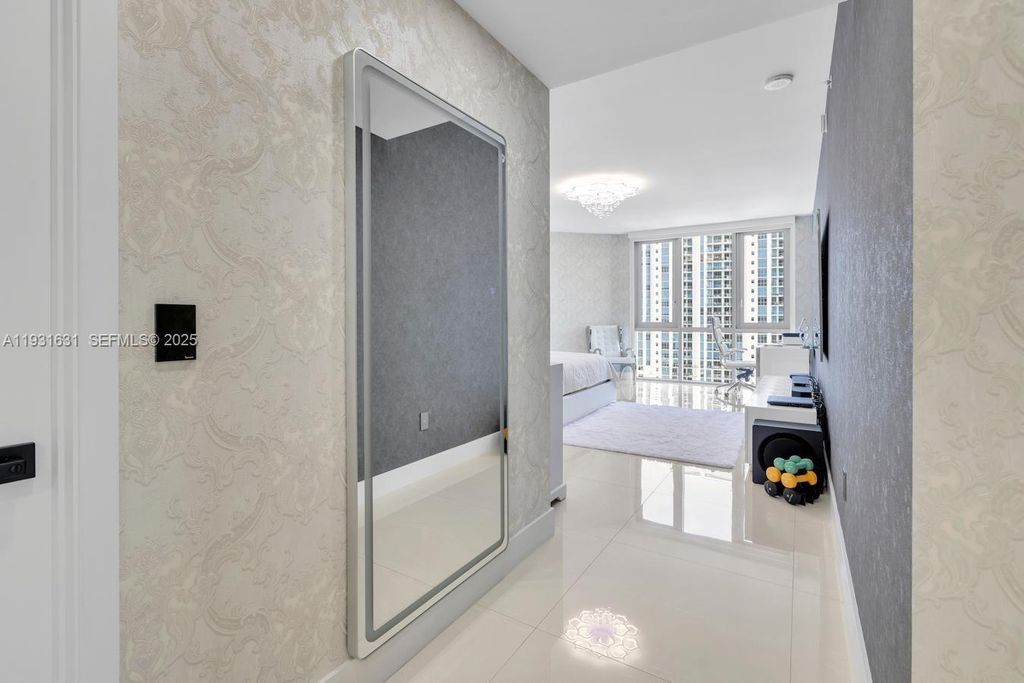 Image 34 of property listing at 17111 Biscayne Blvd 909, North Miami Beach, FL 33160
