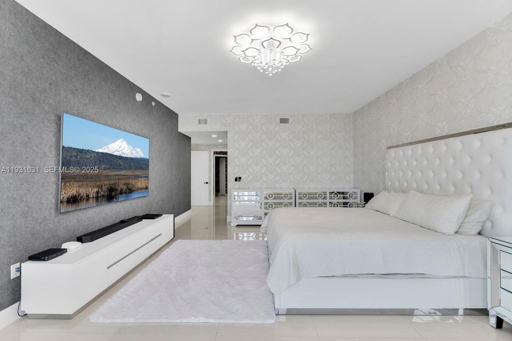 Image 38 of property listing at 17111 Biscayne Blvd 909, North Miami Beach, FL 33160