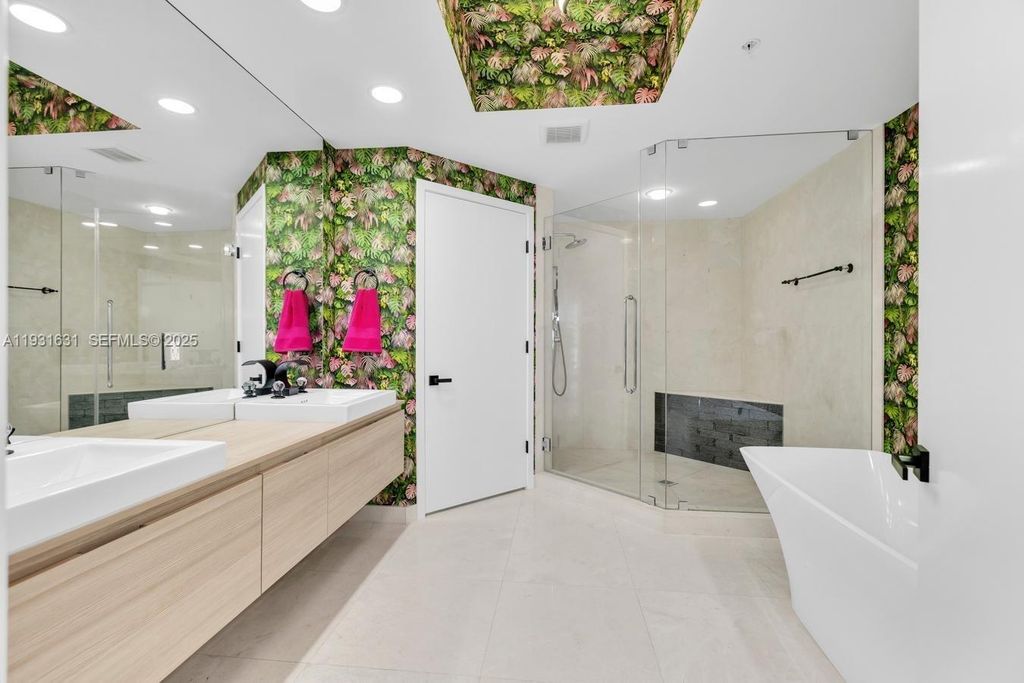 Image 39 of property listing at 17111 Biscayne Blvd 909, North Miami Beach, FL 33160