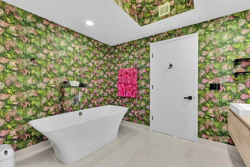 Image 41 of property listing at 17111 Biscayne Blvd 909, North Miami Beach, FL 33160