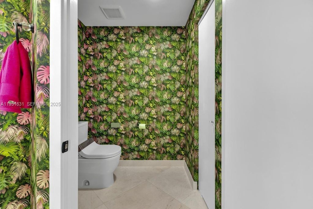 Image 42 of property listing at 17111 Biscayne Blvd 909, North Miami Beach, FL 33160