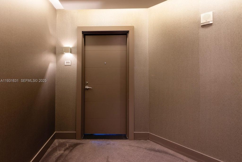 Image 6 of property listing at 17111 Biscayne Blvd 909, North Miami Beach, FL 33160