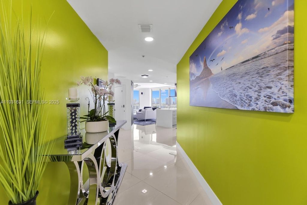 Image 9 of property listing at 17111 Biscayne Blvd 909, North Miami Beach, FL 33160