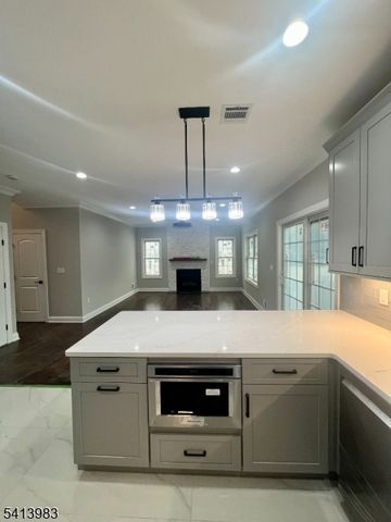 240 Atlantic Dr, Parsippany-troy Hills Twp., NJ 07054