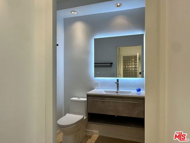 999 N DOHENY Drive 711, West Hollywood, CA 90069