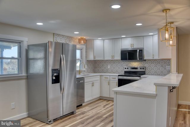 207 N PROSPECT HILL DR, Schaefferstown, PA 17088