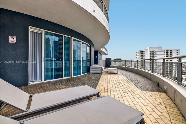 60 SW 13t St 1124, Miami, FL 33130