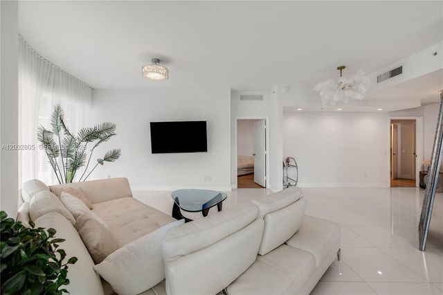 60 SW 13t St 1124, Miami, FL 33130