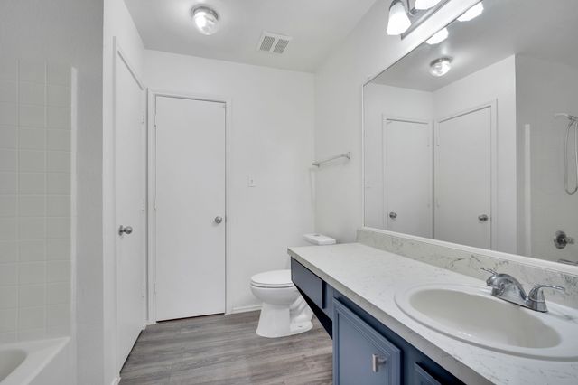 2306 Balvanera Plaza, Dallas, TX 75211