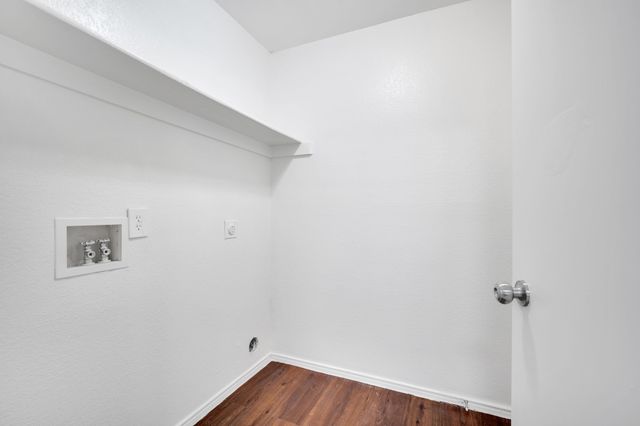 2306 Balvanera Plaza, Dallas, TX 75211