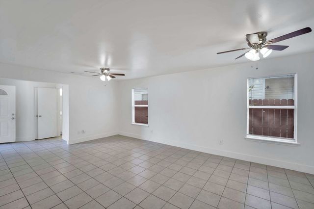 2306 Balvanera Plaza, Dallas, TX 75211