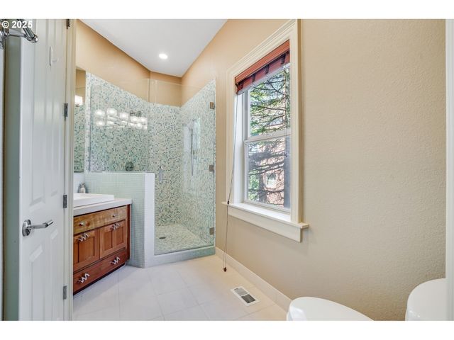 9309 Nw FINZER Ct, Portland, OR 97229