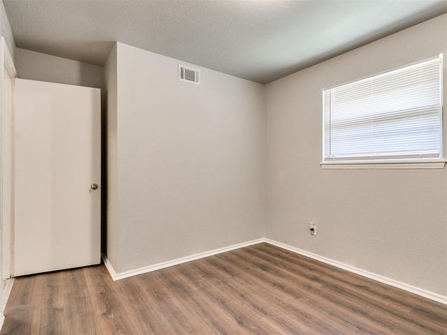 401 S Dallas Avenue, Moore, OK 73160