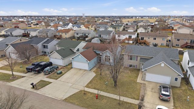 2218 59th Avenue S, Fargo, ND 58104