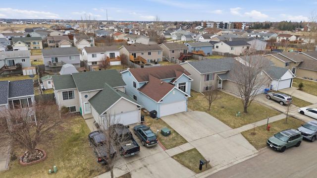 2218 59th Avenue S, Fargo, ND 58104