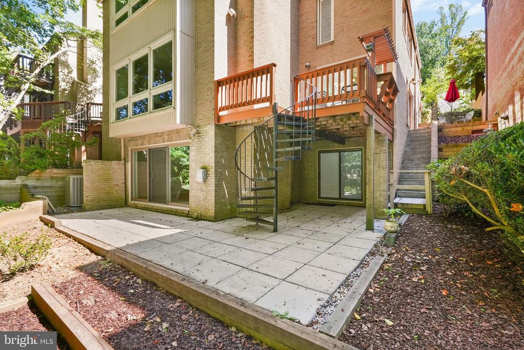 9904 GREAT OAKS WAY, Fairfax, VA 22030