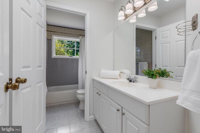 2524 N RIDGEVIEW RD N, Arlington, VA 22207