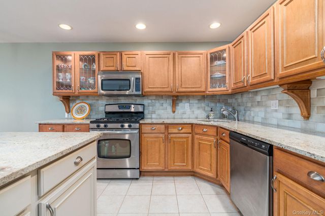 606 Willow Pond Drive 606, Riverhead, NY 11901