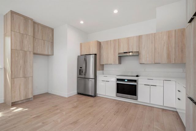 1431 W St, Sacramento, CA 95818