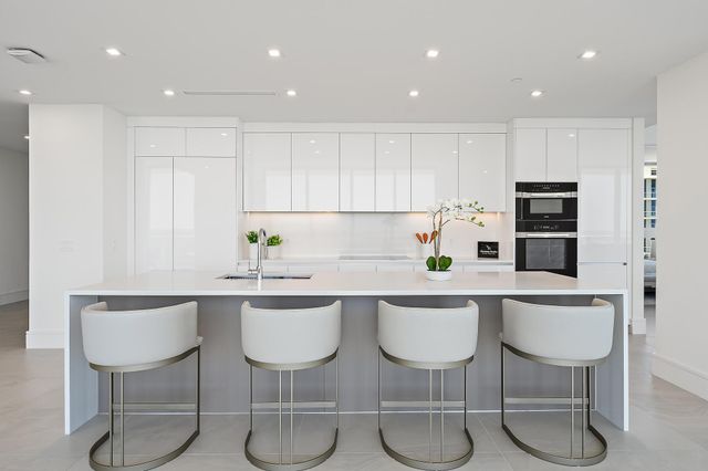 220 Lake Shore Drive 2212, Lake Park, FL 33403